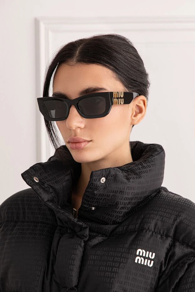 Miu Miu солнцезащитные очки в черном цвете с темно-серыми линзами и крупным золотистым логотипом 191676 - фото 2
