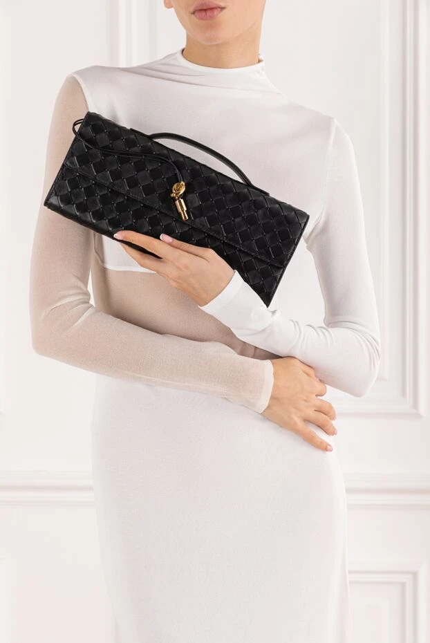 Bottega Veneta black clutch with top handle made of soft intrecciato leather 191736 - photo 3