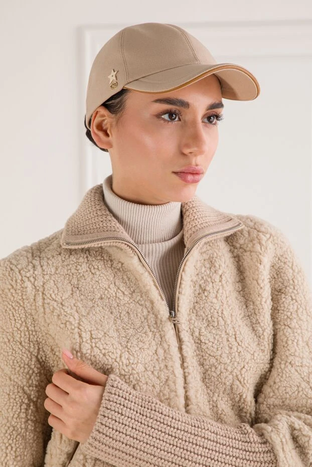 Бейсболка D-Player из бежевого хлопка с металлическим значком CD - фото 2