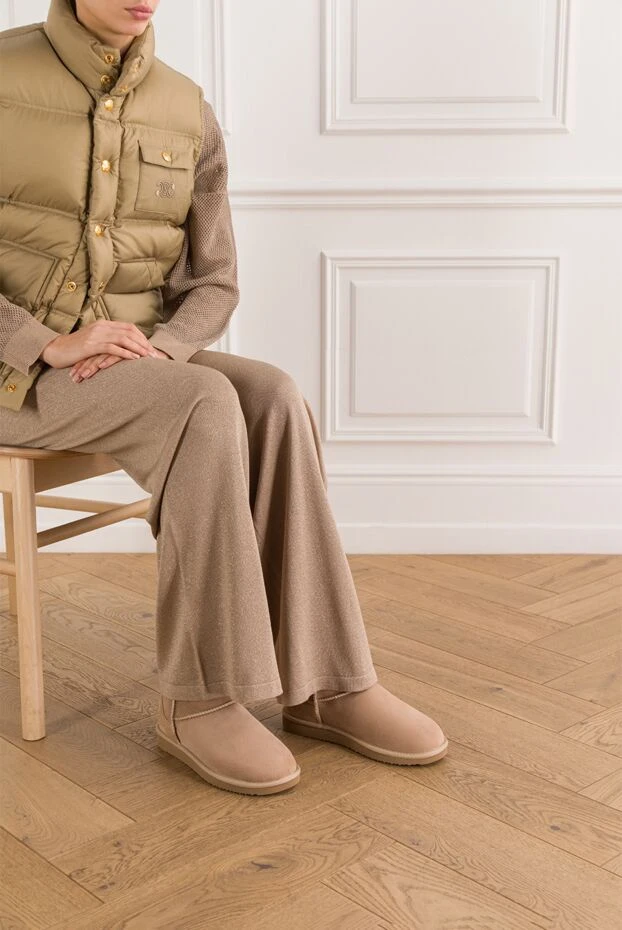 Beige suede ugg boots with soft sheepskin - photo 2