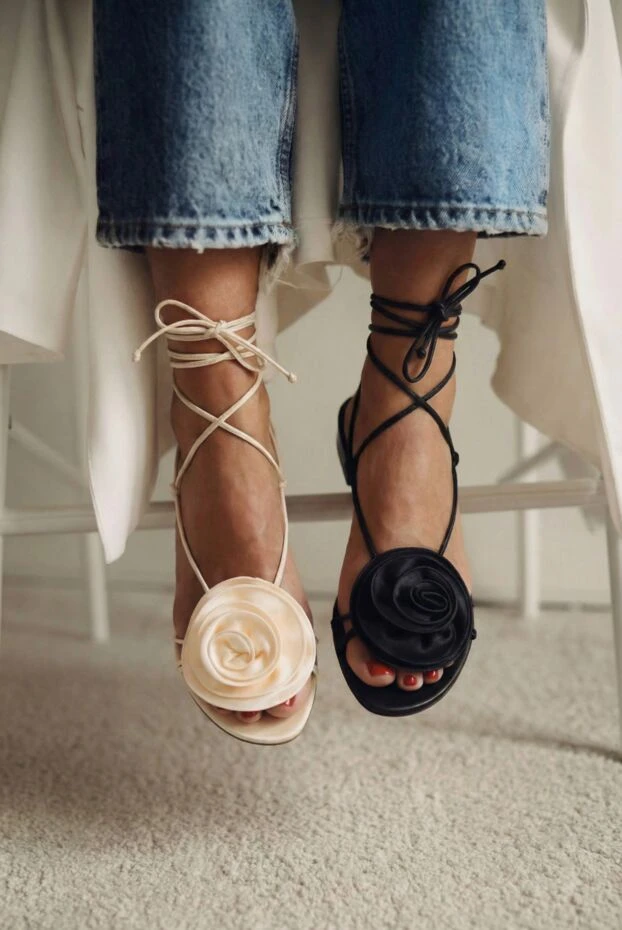 Плоские сандалии с цветочным узором из черного вязаного кружева - фото 2