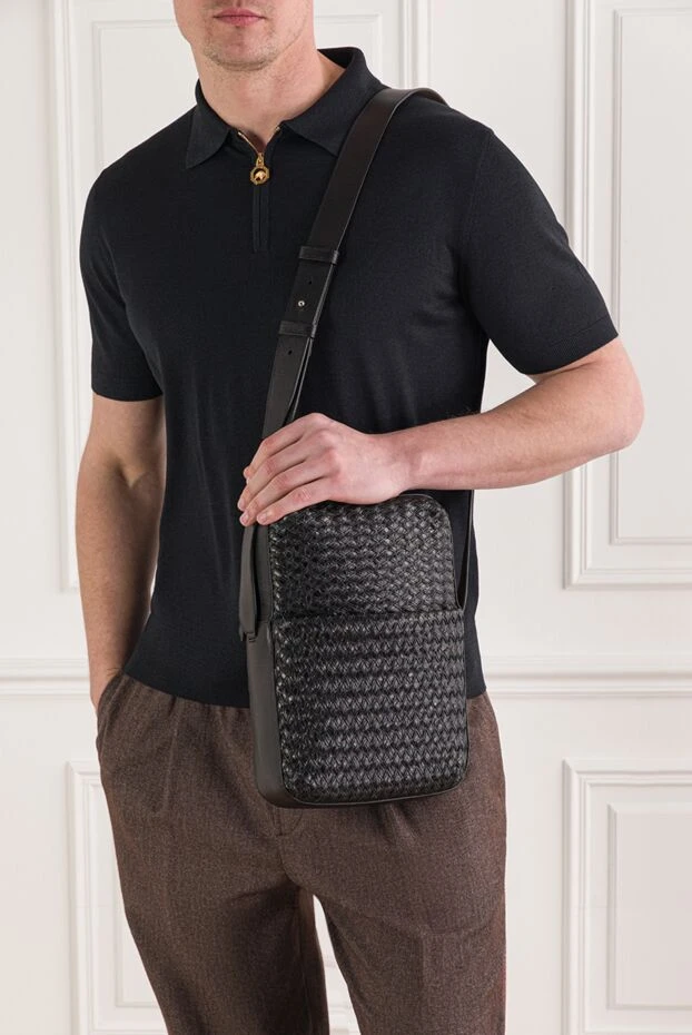 Мужская сумка через плечо из плетеной кожи черного цвета - фото 2