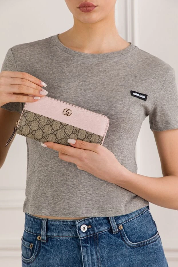 Gucci двухцветный кошелек на молнии из розовой кожи и канвы gg supreme 192540 - фото 2
