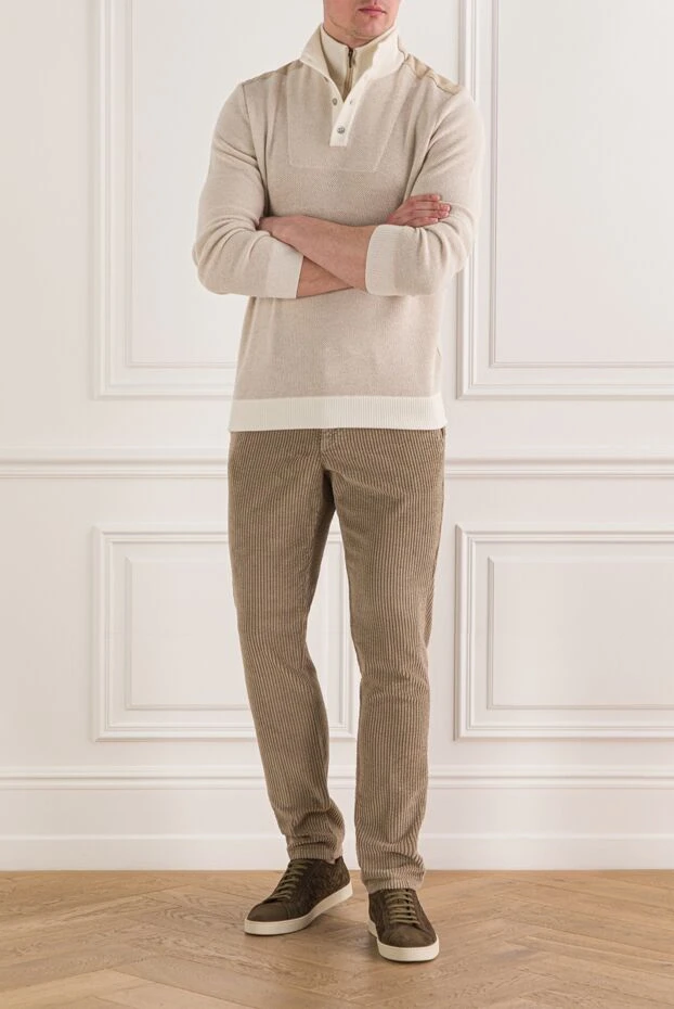 Мужской тройер в бежевом цвете с контрастной отделкой воротника и манжет - фото 2