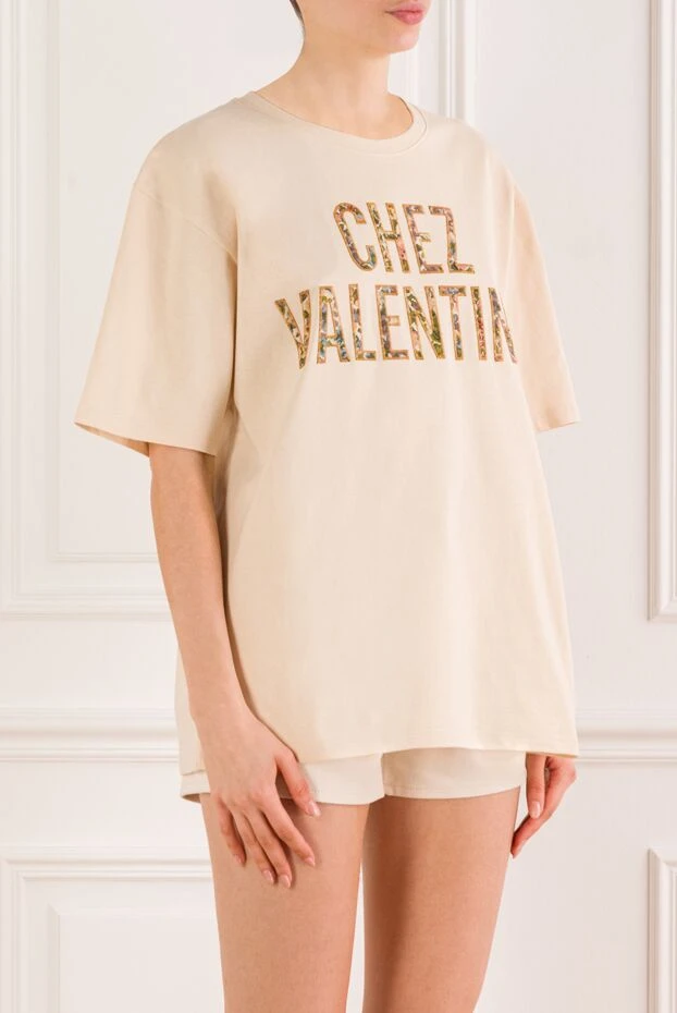 Valentino женская футболка chez в бежевом цвете 193336 - фото 3
