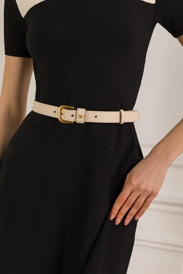 Valentino бежевый кожаный ремень с золотистой пряжкой-логотипом 193337 - фото 3