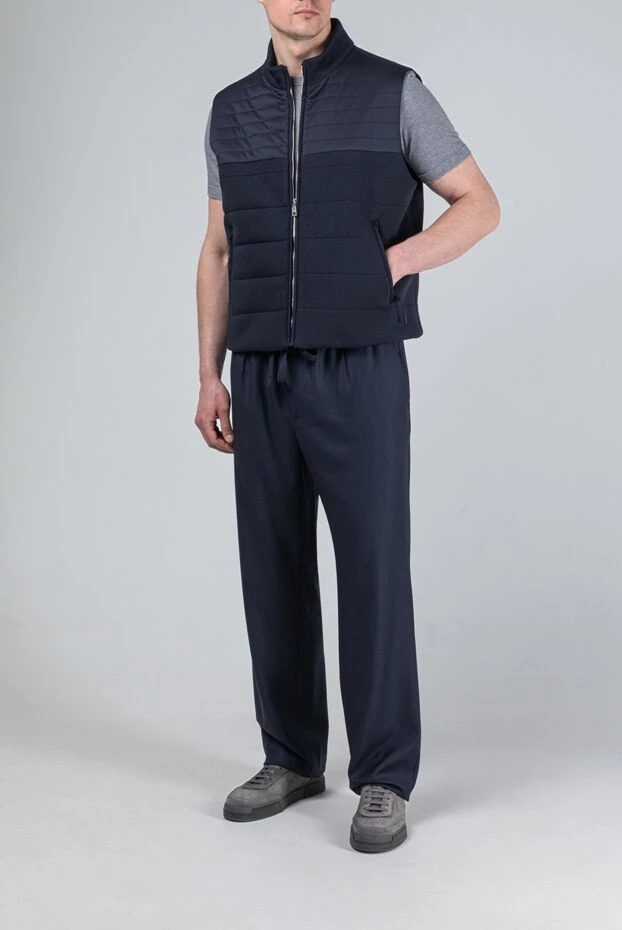 Мужской стеганый жилет темно-синего цвета с воротником-стойкой - фото 2
