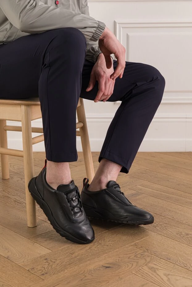 Santoni мужские черные кроссовки из гладкой кожи с перфорацией 193508 - фото 2