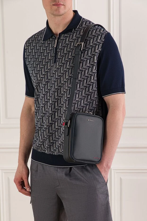 Синяя кожаная сумка-мессенджер с металлическим логотипом. - фото 2