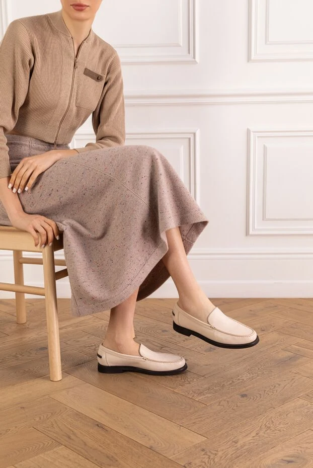 Brunello Cucinelli дөңгелек ұшы және жұқа қара табаны бар крем түсті былғары лоферлер 193749 - фото 2