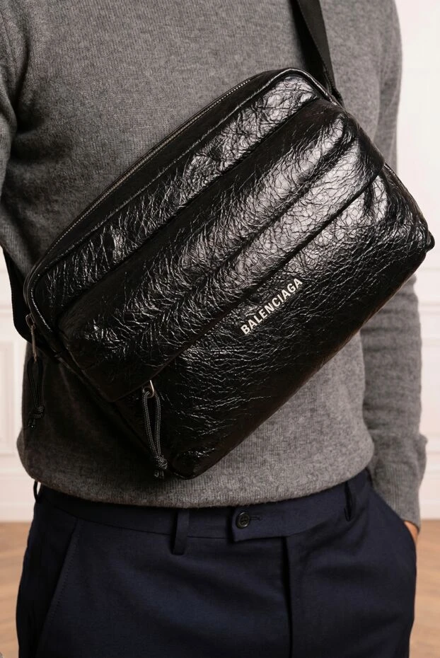 Balenciaga мужская дутая сумка через плечо puffer crossbody bag со стеганой фактурой 193924 - фото 3