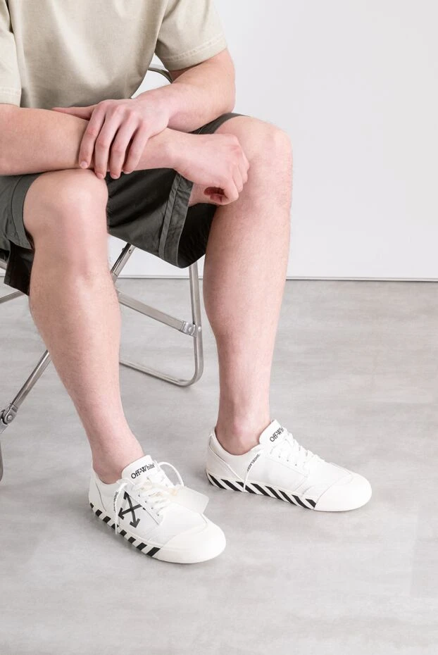 Off-White ақ түсті, өзіндік диагональды жолақтары бар вулканизацияланған астыңғы сызығы бар кроссовкалар 194265 - фото 1