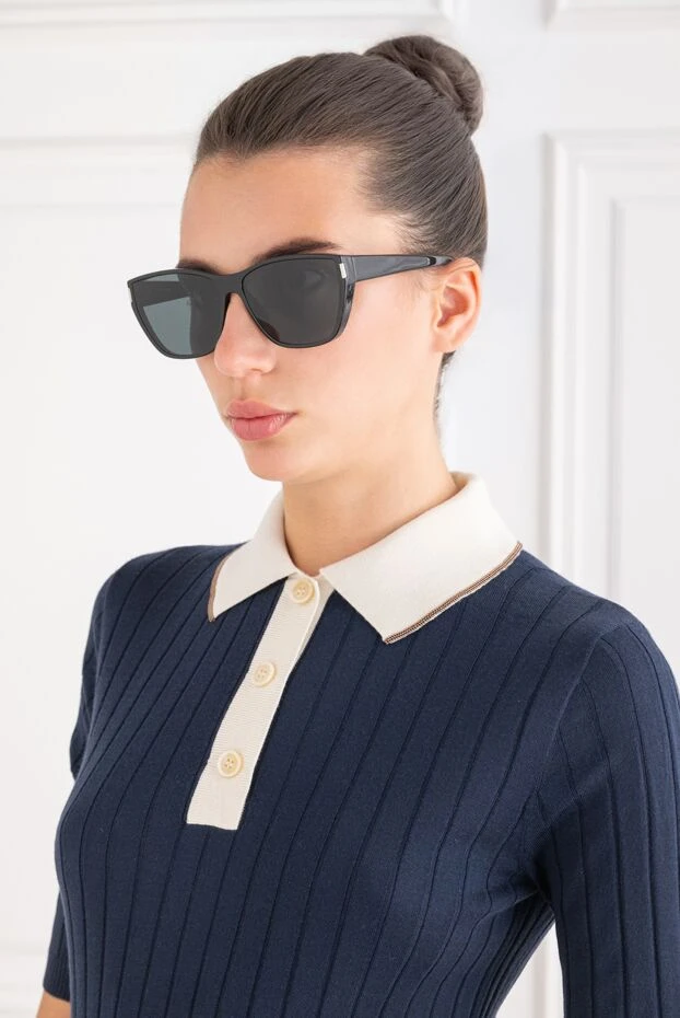 Saint Laurent жылтыр қара жақтаулары және түтінді линзалары бар мысық көзінен жасалған күннен қорғайтын көзілдірік 194930 - фото 2