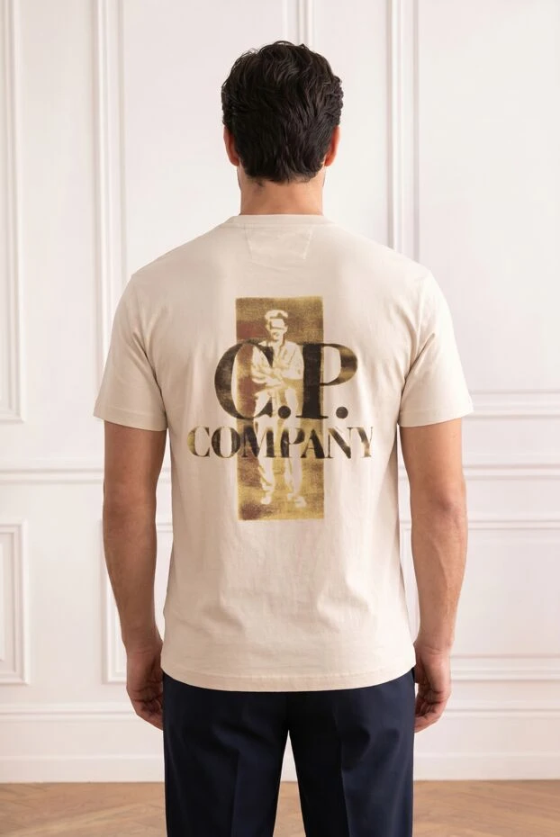C.P. Company мужская бежевая хлопковая футболка свободного кроя с золотистым логотипом 194976 - фото 2