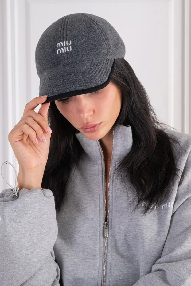 Miu Miu шерстяная зимняя бейсболка с контрастным кантом и объемной вышивкой 197745 - фото 2