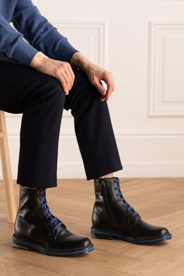 Ботинки мужские из гладкой кожи с синей полосой по подошве и высокой шнуровкой
- фото 2