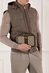 Gucci  - орнамент GG. 60% полиуретан, 20% хлопок, 20% полиэстер. молния. Ремень: регулируемый плечевой ремень высотой 54 см. Размер: Ш 24 х В 16 х Г 7 см. Карман: один открытый карман внутри. . Страна производитель: Италия. Уход: специализированная чистка - фото 9